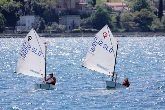 Comment choisir le meilleur Optimist pour débuter la voile ?